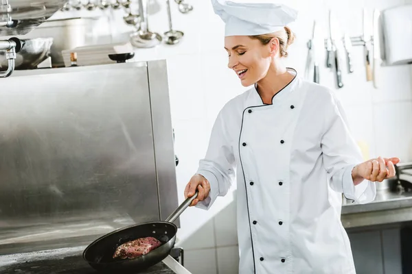 Hermosa Mujer Sonriente Chef Uniforme Cocinar Carne Cocina Del Restaurante —  Fotos de Stock