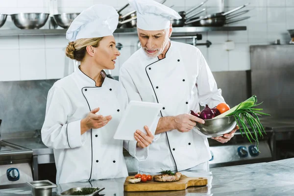 Chefs Féminins Masculins Iniformes Utilisant Une Tablette Numérique Pendant Cuisson — Photo