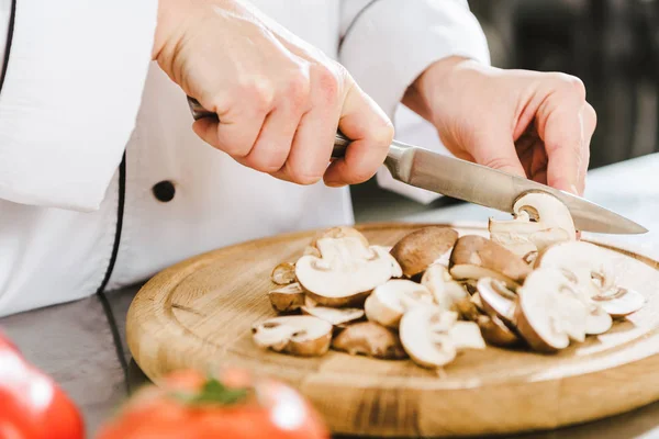 Partial View Female Chef Cutting Mushrooms Restaurant Kitchen — Stock Photo, Image