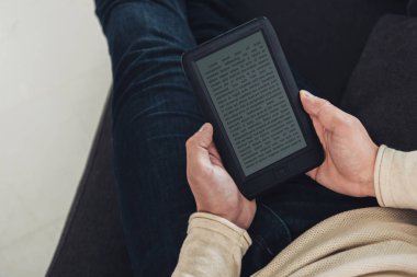 koltukta oturan adamın elinde eBook üstten görünüm 