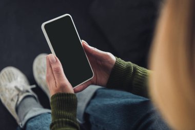 boş ekran ile smartphone tutan kadın görünümünü kırpılmış 