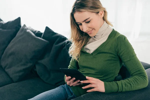 Atractiva Mujer Tachonado Con Ebook Mientras Está Sentado Sofá —  Fotos de Stock