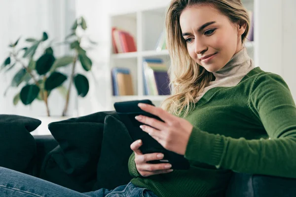 Mujer Feliz Tachonado Con Ebook Mientras Está Sentado Sofá Casa — Foto de Stock