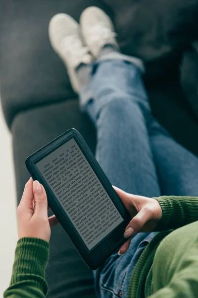 Vista Ritagliata Donna Borchie Con Ebook Mentre Seduto Sul Divano — Foto Stock