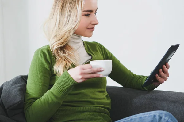 Vrolijke Vrouw Studie Met Boek Houden Cup Met Thee — Stockfoto