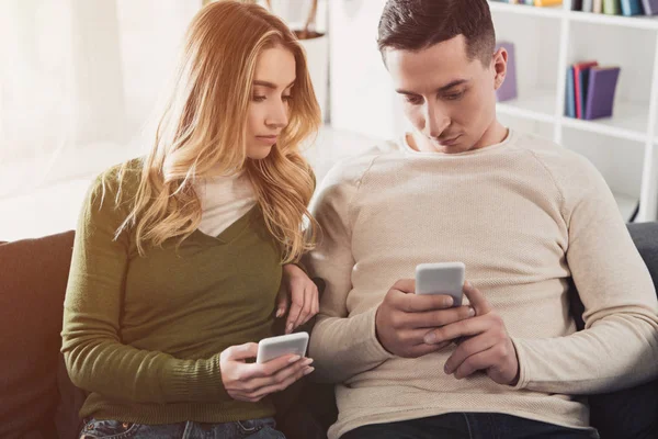 Donna Che Guarda Smartphone Nelle Mani Del Fidanzato Mentre Siede — Foto Stock