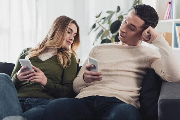 Attractive Woman Looking Smartphone Hands Boyfriend While Sitting Sofa Home — Stock Photo, Image