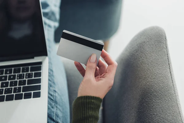 Vista Cortada Mulher Segurando Cartão Crédito Perto Laptop — Fotografia de Stock