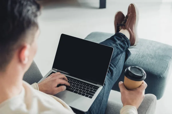 Foco Seletivo Homem Usando Laptop Com Tela Branco — Fotografia de Stock