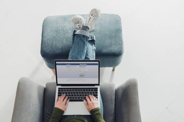 Kırpılan görünümünü ekran web sitesi facebook ile dizüstü bilgisayar kullanan kadın 