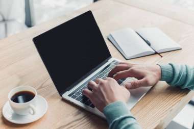 Evde çalışırken boş ekran ile Laptop yazarak adamın kırpılmış görünümü