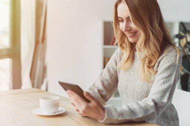 neşeli kadın eğitim ile evde çay yakınındaki ebook