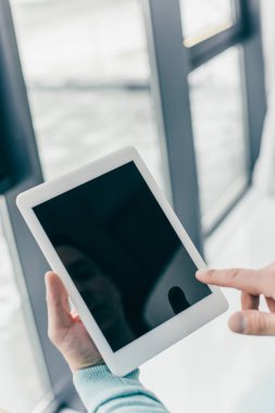boş ekran ile dijital tablet parmak ile işaret eden adam görünümünü kırpılmış