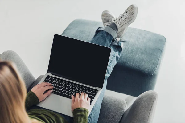 Vista Cortada Mulher Usando Laptop Com Tela Branco Casa — Fotografia de Stock