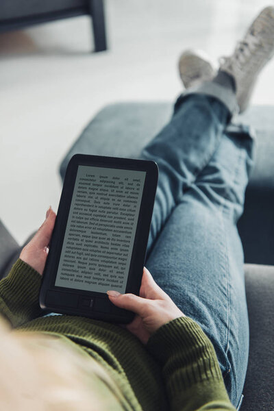 селективное внимание женщины, читающей электронную книгу дома
 