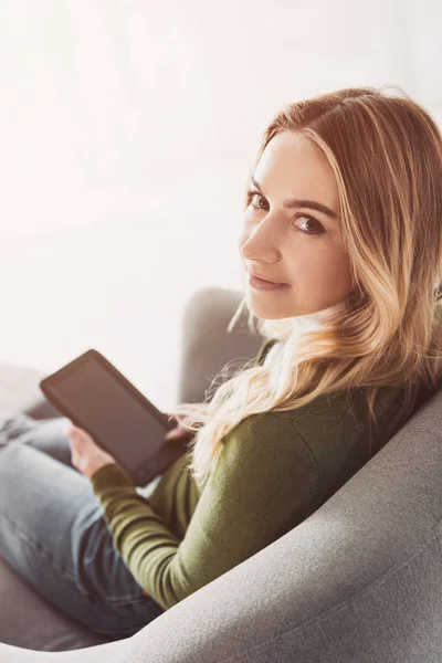 Happy Woman Studing Reader Smiling Home — Stock Photo, Image