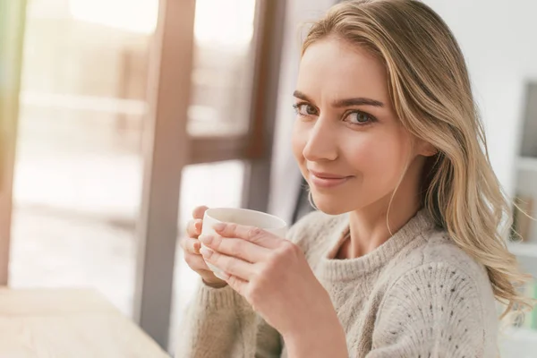 Femme Heureuse Tenant Tasse Avec Thé Regardant Caméra Maison — Photo