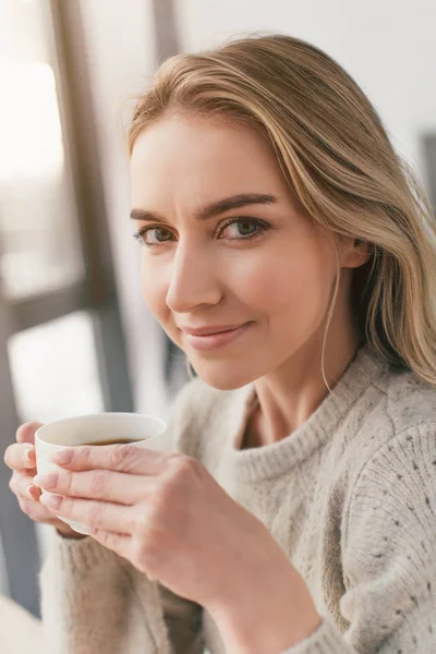 Atractiva Mujer Sosteniendo Taza Con Mirando Cámara — Foto de Stock