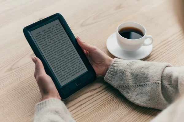 Bijgesneden Beeld Van Vrouw Studie Met Boek Buurt Van Kopje — Stockfoto