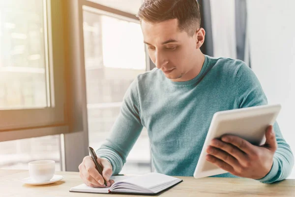 Hombre Guapo Tachonado Con Tableta Digital Escritura Portátil —  Fotos de Stock