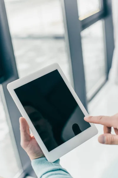 Bijgesneden Beeld Van Mens Wijst Met Vinger Naar Digitale Tablet — Stockfoto