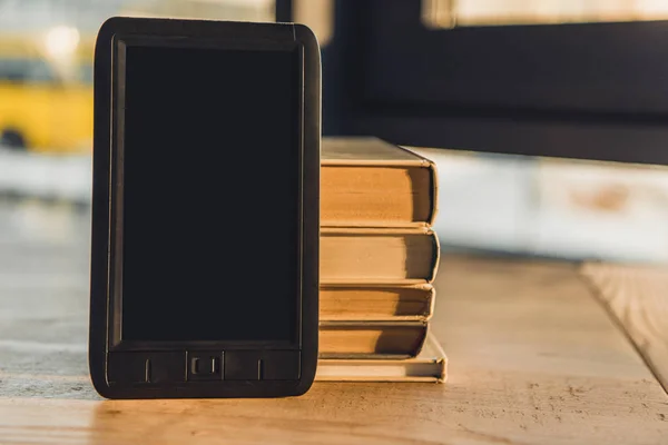 Book Con Pantalla Blanco Cerca Libros Papel Mesa — Foto de Stock