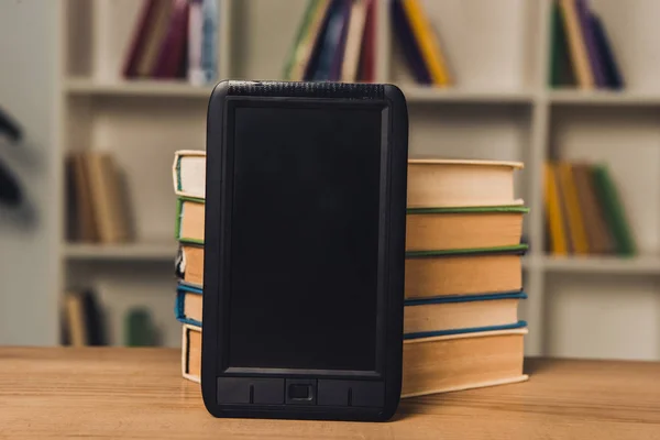 Book Con Pantalla Blanco Cerca Libros Papel Mesa — Foto de Stock