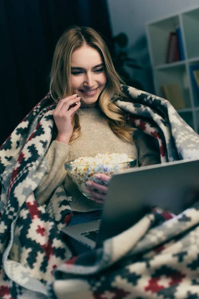 Atrakcyjna Kobieta Oglądając Film Laptopie Przytrzymując Miska Popcornu — Zdjęcie stockowe