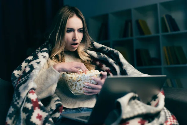 Zszokowana Kobieta Oglądania Filmu Laptopie Przytrzymując Miska Popcornu — Zdjęcie stockowe