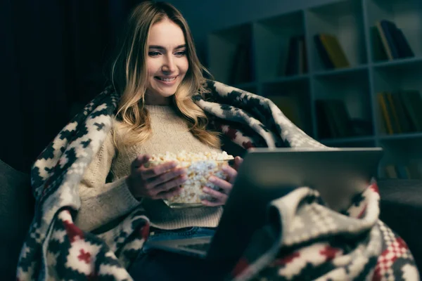 Cheerful Watching Movie Laptop Holding Bowl Popcorn — Stock Photo, Image