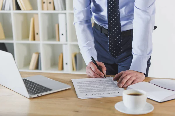 Vista Ritagliata Uomo Firma Documenti Vicino Laptop — Foto Stock