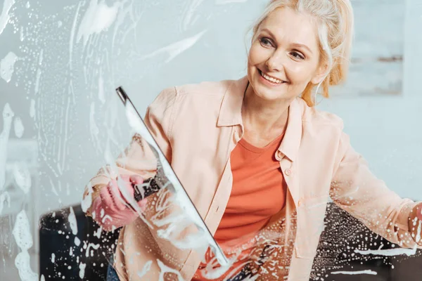 Femme Âgée Excitée Avec Fenêtre Nettoyage Essuie Glace Verre — Photo