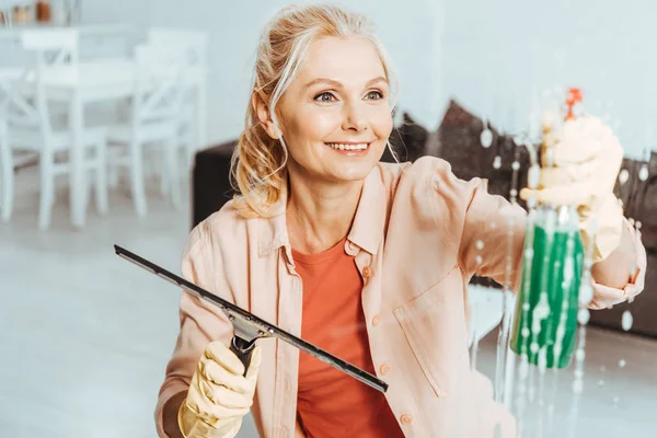 Mujer Mayor Feliz Usando Spray Limpiaparabrisas Vidrio — Foto de Stock