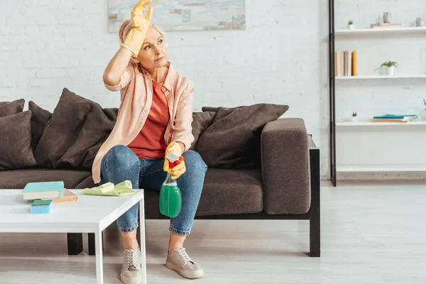 Mulher Cansada Com Spray Limpeza Sentado Sofá — Fotografia de Stock