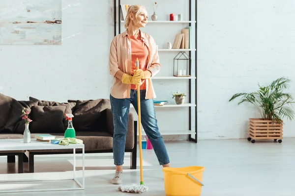 Mujer Mayor Soñadora Posando Con Fregona Artículos Limpieza — Foto de Stock