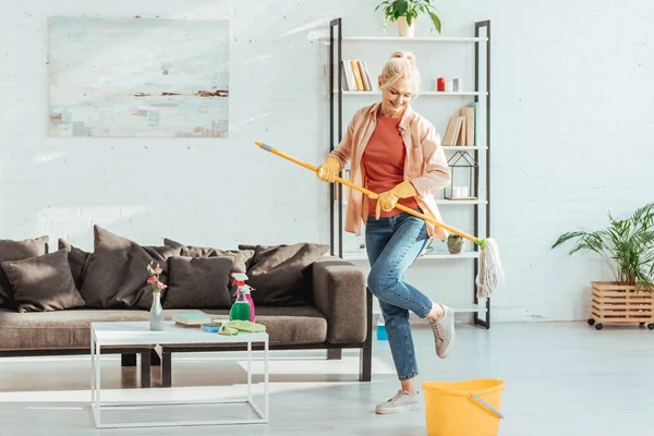 Gorgeous Senior Woman Dancing While Cleaning Floor Living Room — Stock Photo, Image