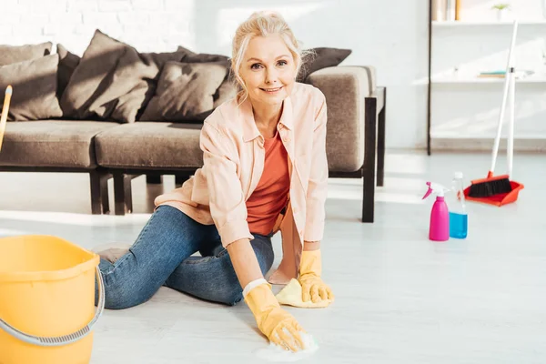 Seniorin Gummihandschuhen Putzt Boden Mit Lappen — Stockfoto