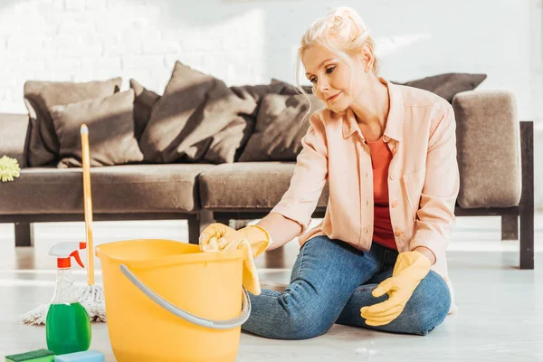 Mujer Mayor Cansada Guantes Goma Amarilla Limpiando Piso — Foto de Stock