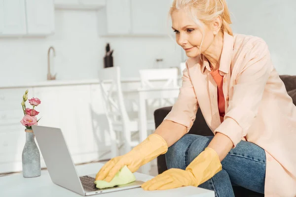 Mujer Mayor Guantes Goma Limpieza Teclado Portátil — Foto de Stock