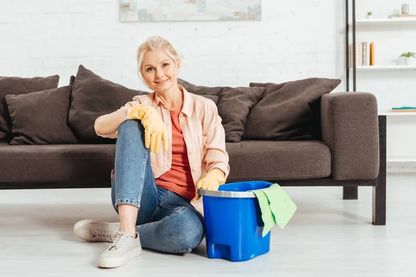 Leende Senior Kvinna Poserar Golvet Med Hink Och Trasa — Stockfoto