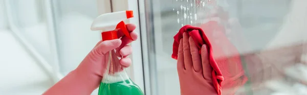 Przycięte Widok Kobiety Różowe Gumowe Rękawiczki Okno Spray Czyszczenia — Zdjęcie stockowe