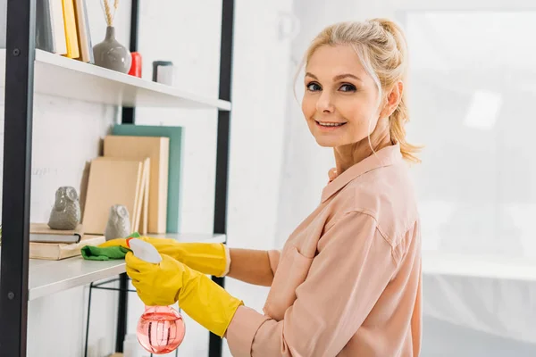 Cheerful Senior Woman Yellow Rubber Gloves Cleaning Shelves — Stock Photo, Image