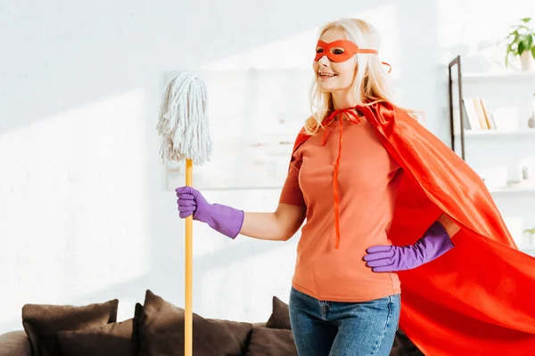 Vrolijke Senior Vrouw Superheld Kostuum Poseren Met Mop — Stockfoto