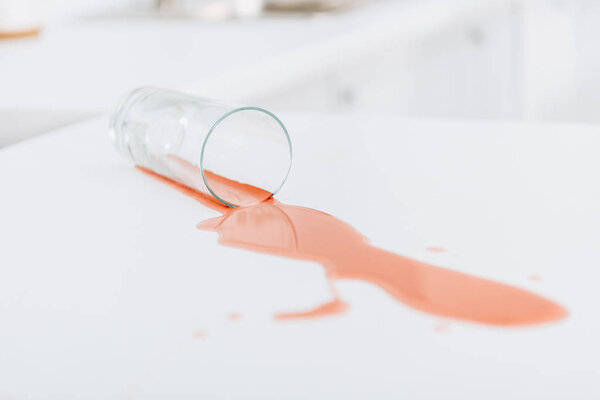 Фото стекла и красного пятна на белой поверхности
