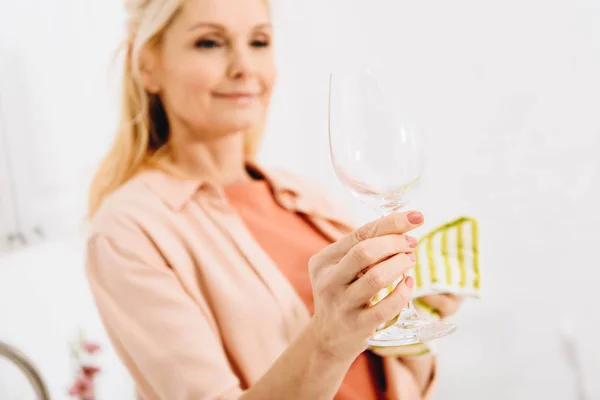Wanita Senior Yang Senang Menyeka Kaca Jendela Dengan Taplak Piring — Stok Foto