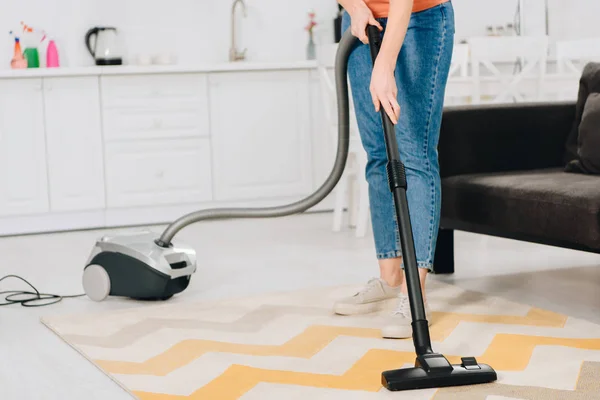 Pemandangan Wanita Karpet Pembersih Jeans Dengan Vacuum Cleaner — Stok Foto