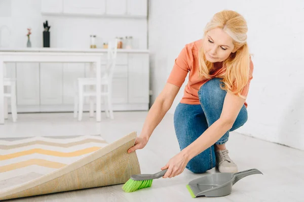 Mujer Mayor Con Piso Limpieza Con Cuchara Cepillo Debajo Alfombra — Foto de Stock