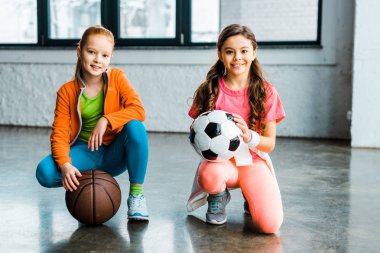 Heyecanlı çocuk spor salonu topları ile poz