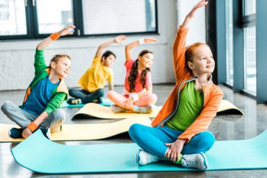 Mutlu çocuklar fitness paspaslar gülümseme ile germe