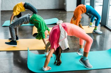 Çocuk jimnastik yaparken egzersiz fitness paspaslar üzerine